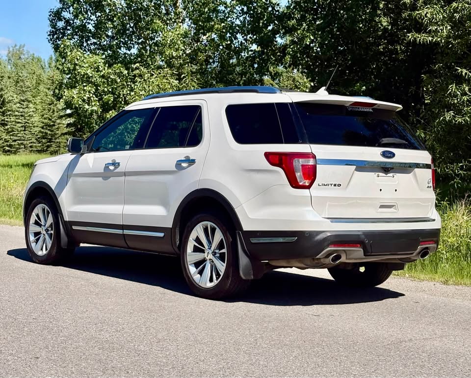2019 Ford Explorer photo 3