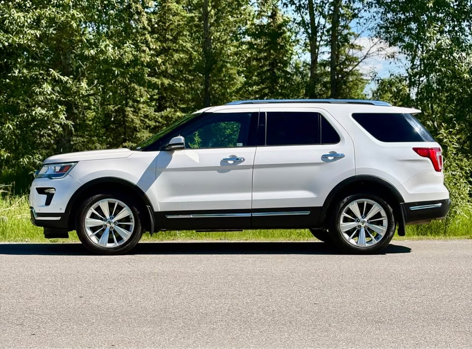2019 Ford Explorer photo 2